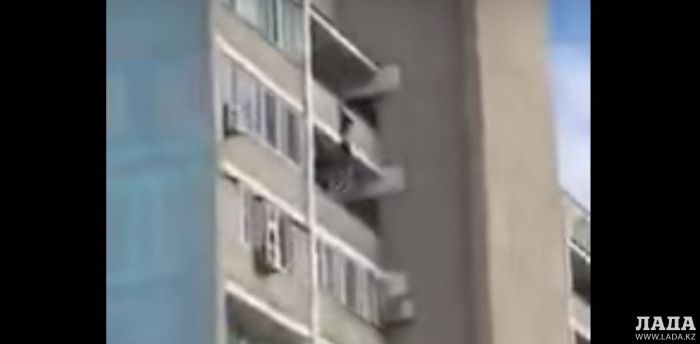 В Актау девушку спасли от падения с девятого этажа 