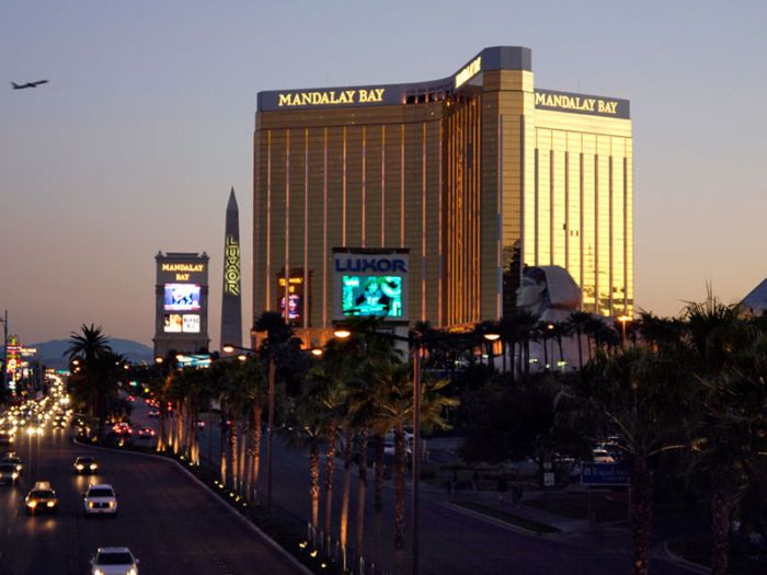 Стрельба у гостиничного комплекса Лас-Вегаса: два человека погибли, более 20 ранены 
