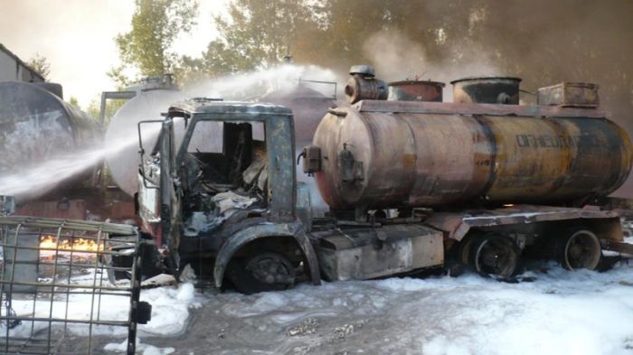 Два человека пострадали при возгорании бензовоза 