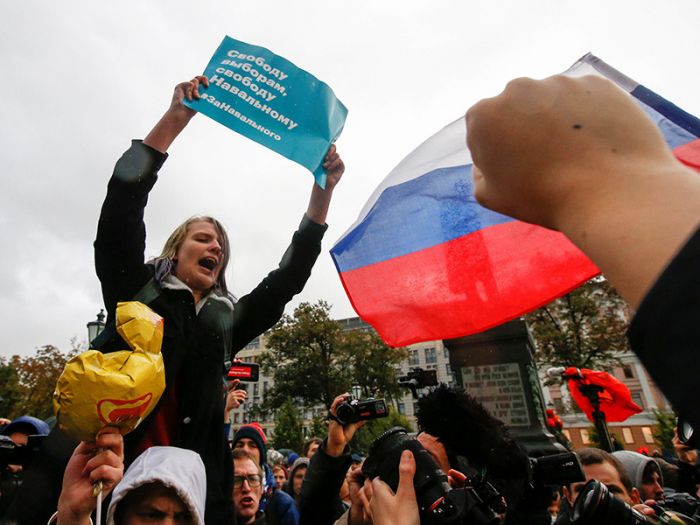 На акциях за Навального задержали почти 100 человек. Больше всего - в Екатеринбурге 
