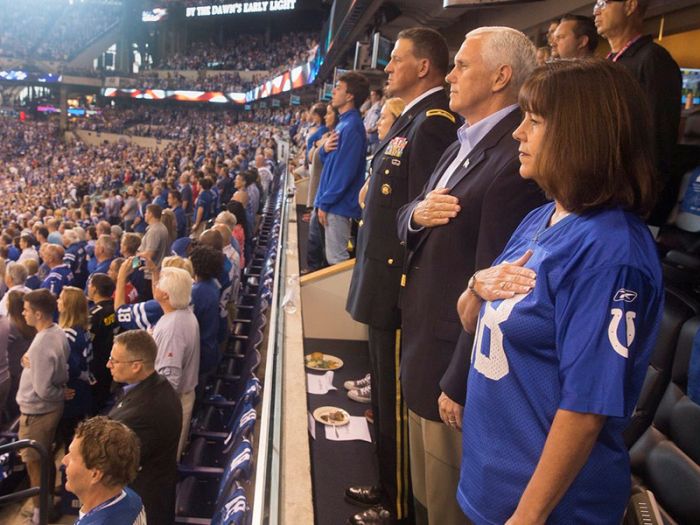 Вице-президент США демонстративно ушел с матча NFL, обвинив футболистов в неуважении к стране 