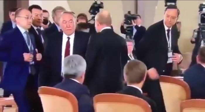 Путин подошел к Назарбаеву для небольшого разговора перед заседанием в Сочи