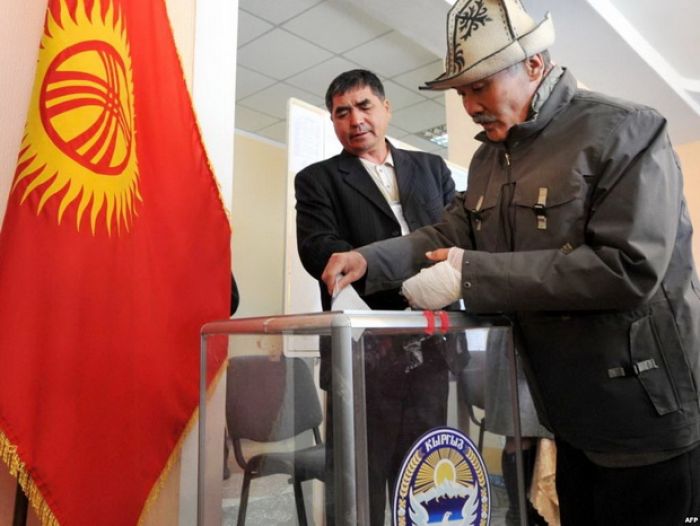В Кыргызстане начались выборы президента. Что происходит сейчас