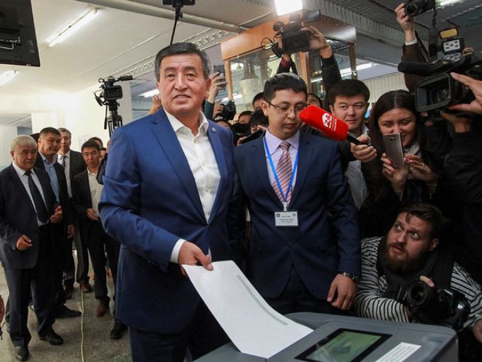 В Кыргызстане считают голоса на выборах президента, провластный кандидат захватил лидерство