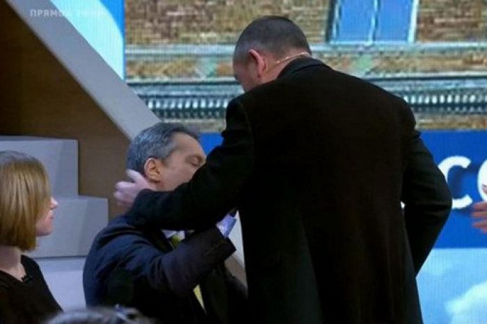 «Ты меня не беси». Ведущий Первого канала устроил скандал в прямом эфире 