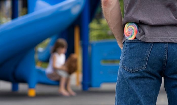 Иностранец мороженым и пивом пытался заманить школьников в съемную квартиру в Павлодаре 