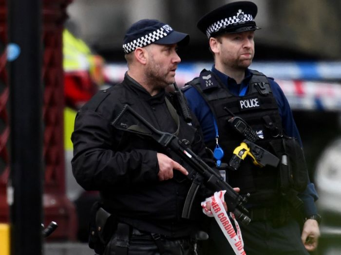 Британская полиция взяла штурмом боулинг-клуб, захваченный вооруженным преступником 
