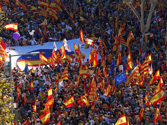 В Барселоне прошел марш за единство Испании: полиция насчитала 300 тыс. участников 