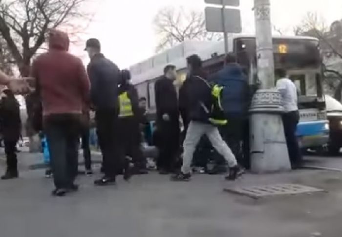 Избивший школьников кондуктор автобуса задержан в Алматы 