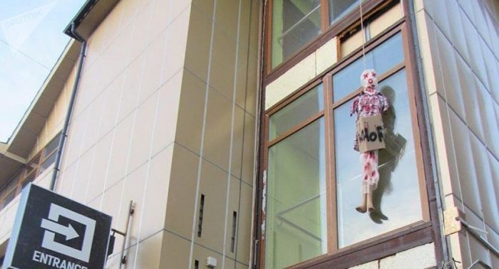 Кровавый манекен повесили напротив здания прокуратуры в Петропавловске 