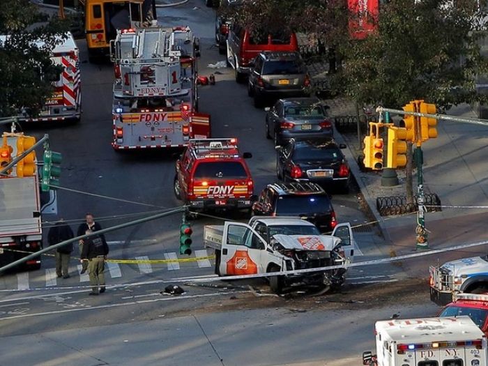 В Нью-Йорке террорист протаранил и расстрелял прохожих