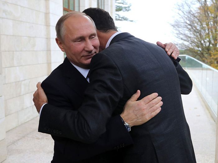 Госдепартамент сделал из фотографии обнимающихся Путина и Асада далекоидущие выводы насчет химатак в Сирии 