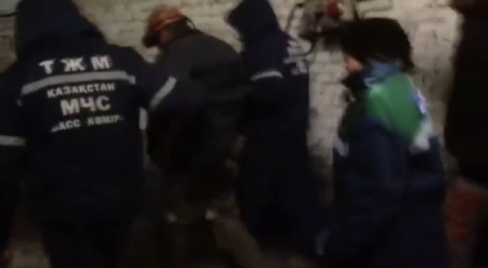 Забастовка в "АрселорМиттал Темиртау": одному из шахтеров потребовалась помощь 