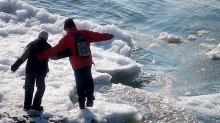 Спасение из ледяной воды 