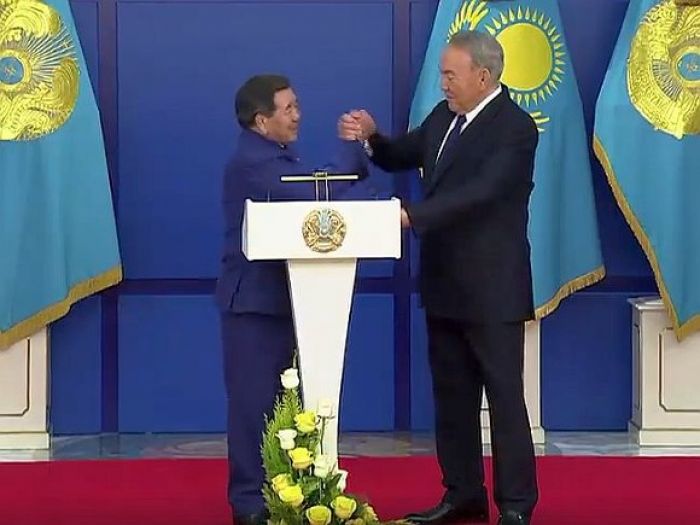 Рукопожатие Назарбаева и олимпийского чемпиона превратилось в поединок по армрестлингу