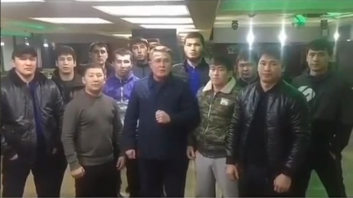 Казахстанские мужчины осудили поведение голых девушек в клубе Алматы 