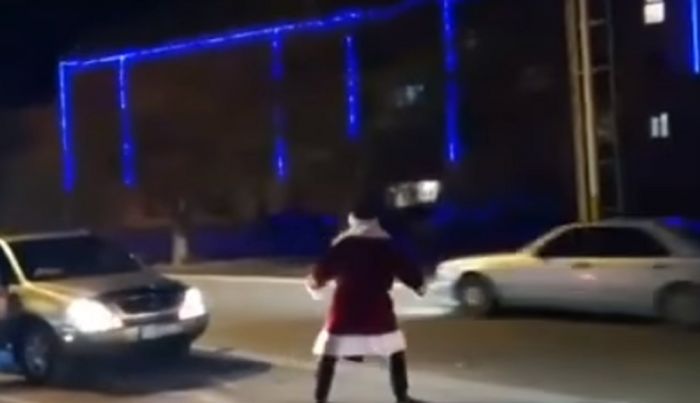 Устроившего танцы на дороге в Жанаозене Деда Мороза оштрафовали
