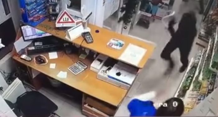 Ограбление АЗС в Северном Казахстане попало на видео