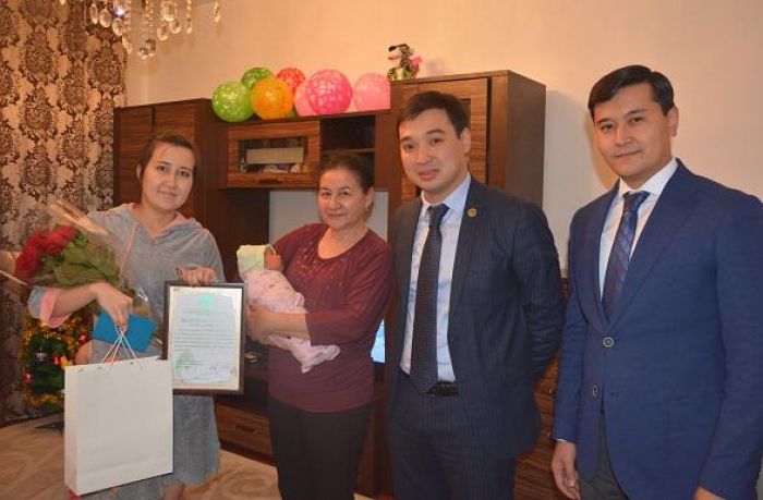 Первый ребенок зарегистрирован с помощью SMS в Казахстане