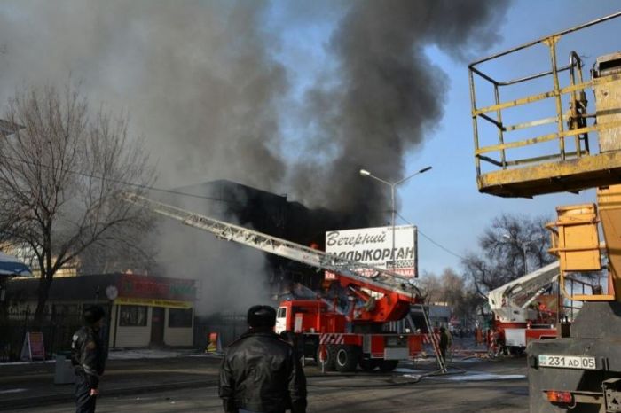 Более 300 человек эвакуировали из горящего торгового дома в Талдыкоргане 