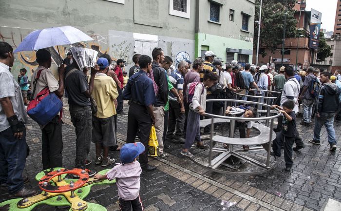 Парламент Венесуэлы объявил о начале в стране гиперинфляции 2600% в год 