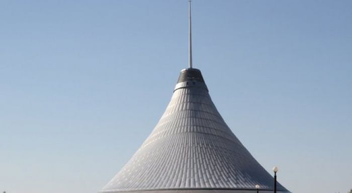 Летающие предметы повредили купол "Хан Шатыра" 