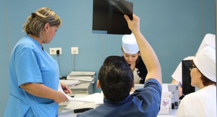 Ветер утащил и ударил мужчину об бизнес-центр в Астане 