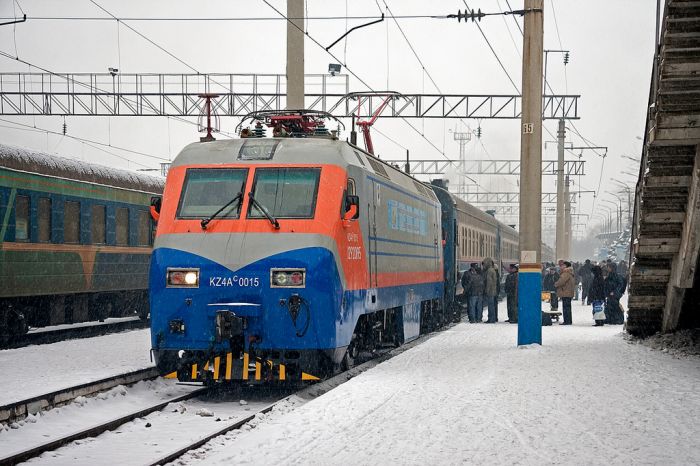 Мужчина, решивший доехать до Астаны на крыше электровоза, получил мощный удар током 