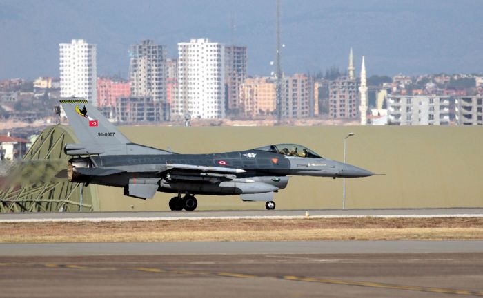 СМИ узнали о планах Турции нанести авиаудар по курдам в Сирии 