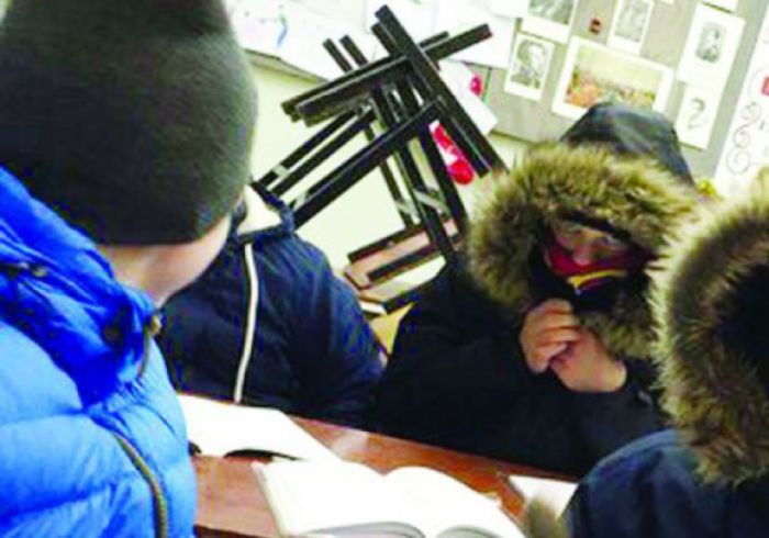 Ученики замерзают в школе в Костанайской области 