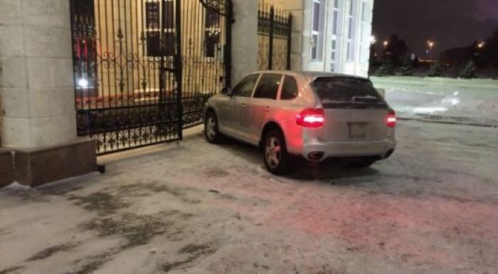 Полицейские из Porsche уволены после повреждения ворот Акорды 