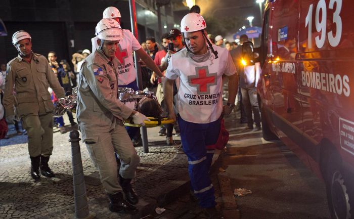 Автомобиль наехал на пешеходов на набережной пляжа Копакабана