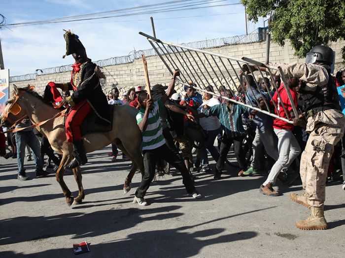 Посольство США в столице Гаити закрылось после массовой акции против Трампа 