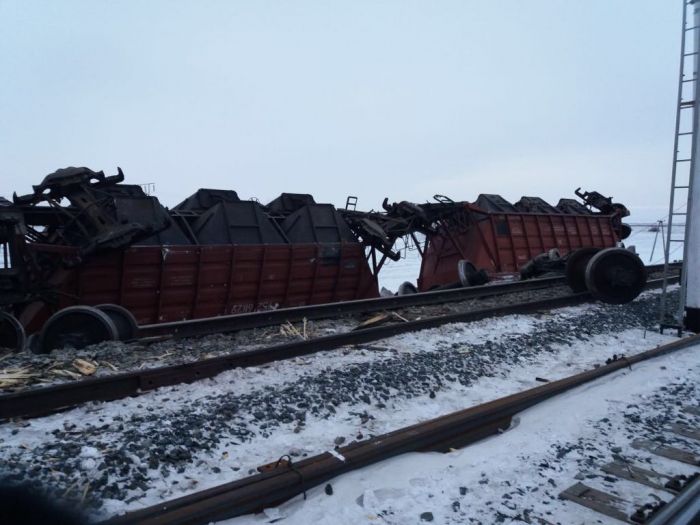 Пять грузовых вагонов сошли с рельсов
