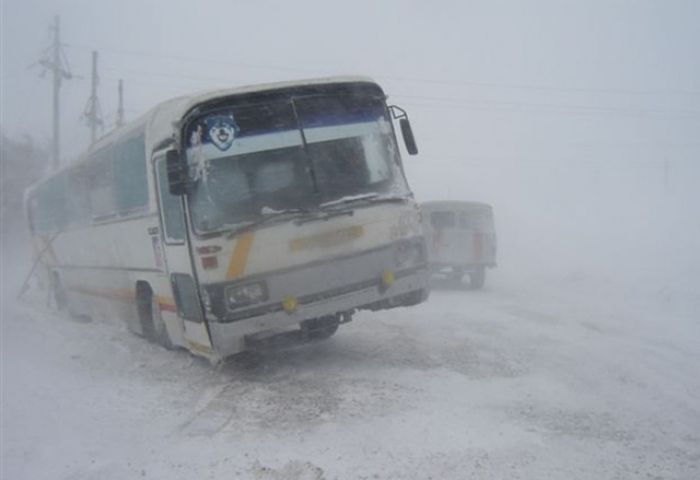 Автобус с кыргызстанцами замерз в Акмолинской области 