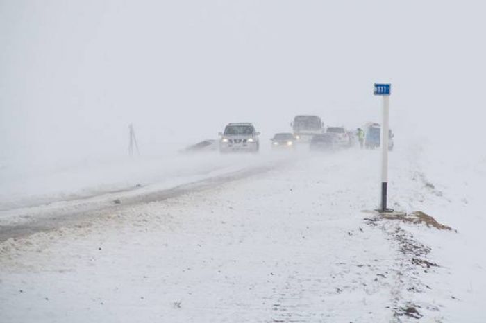 Из-за сильного мороза движение транспорта ограничено на большей части страны