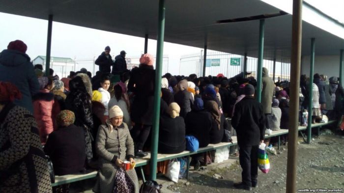 Узбекистанцы стоят в очередях, чтобы попасть в Казахстан, вопреки призывам МЧС
