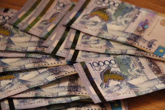 Житель Актау нашел на улице деньги и хочет вернуть их владельцу