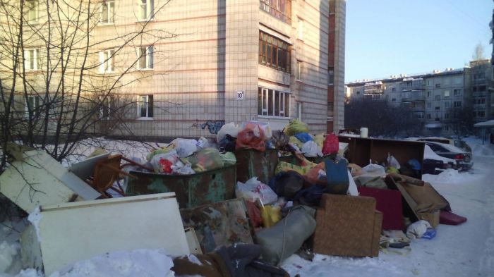 В Павлодаре в мусорном контейнере прохожий обнаружил живого младенца 