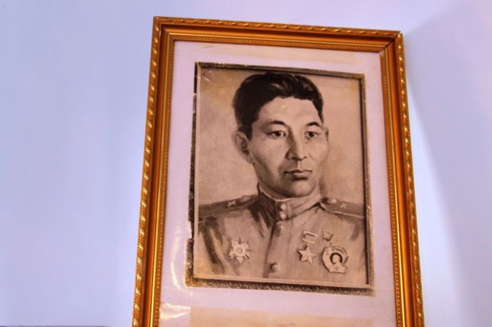 ...Снежной бурей ворвался в дзот