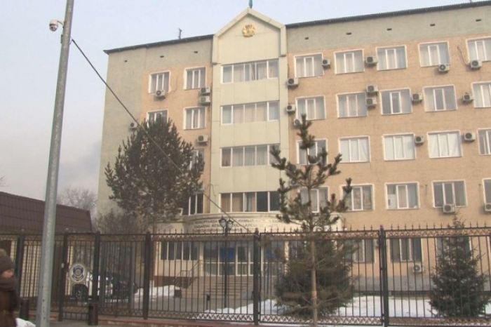 Чиновник выбросился с 4-го этажа в Талдыкоргане: в Нацбюро озвучили подробности ЧП 