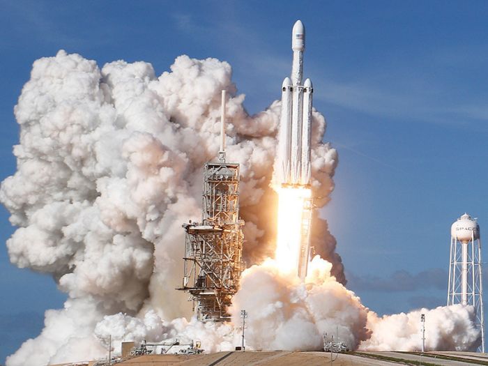 "Роскосмос" назвал запуск ракеты Falcon Heavy "промоакцией" и "хорошим трюком" 