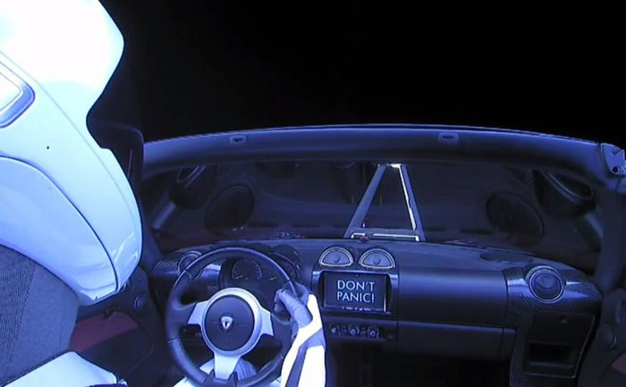 Илон Маск опубликовал фото своей Tesla на пути к орбите Марса 