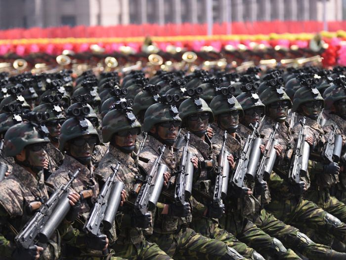 В Пхеньяне накануне открытия Олимпиады прошел полузасекреченный военный парад 