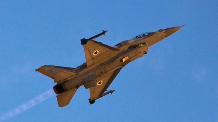 Израиль атаковал иранские объекты в Сирии после проникновения беспилотника. Cбит израильский истребитель