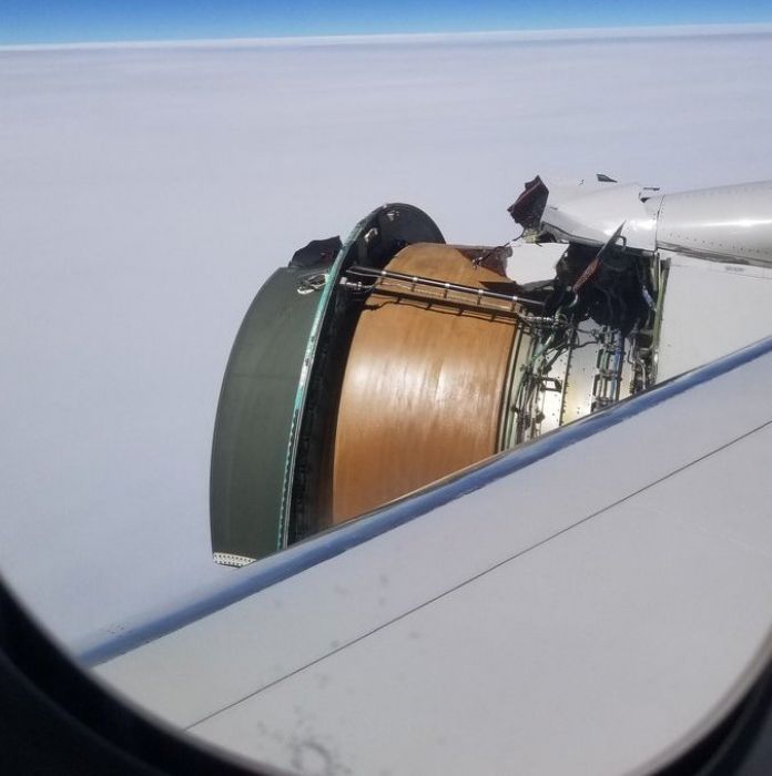 Самолет United Airlines экстренно сел из-за отлетевшей обшивки двигателя 