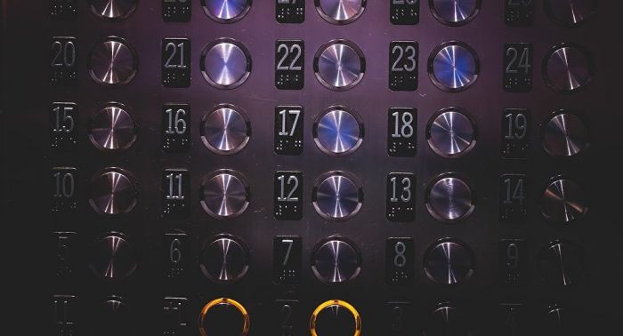 "Одной ногой в могиле": очевидцы рассказали о сорвавшемся лифте в Астане 