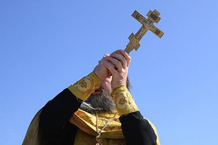 Памятник трактору завелся после освящения на глазах у заплакавших пенсионеров