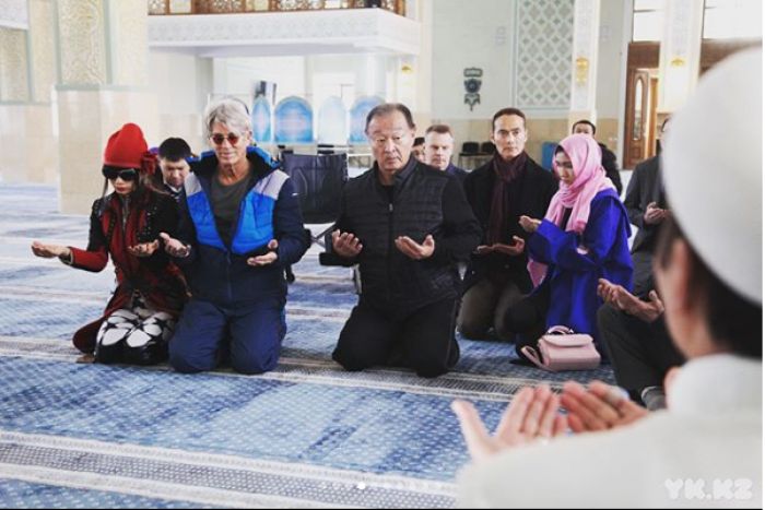 Голливудские звезды посетили центральную мечеть Усть-Каменогорска 