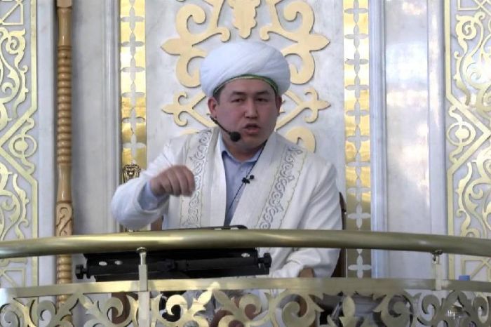 Имам прокомментировал посещение голливудскими актерами мечети в ВКО 